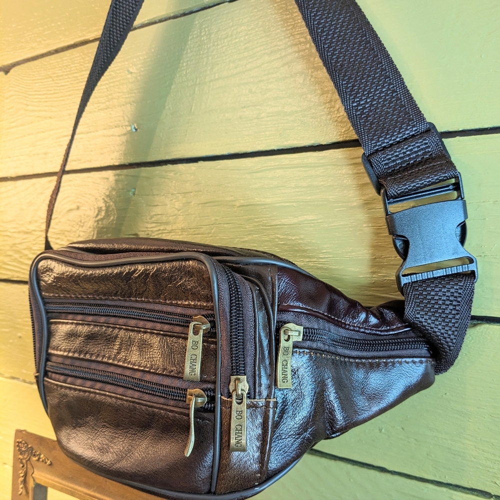Chic Brown Crossbody Bag with Gold Accents - Picture 3 of 6
